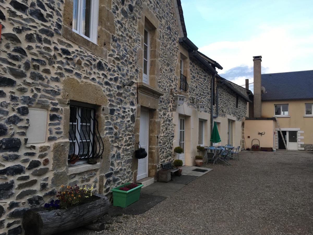 Aux Portes D'Aubrac Studio 2 Personnes Bed & Breakfast Condom-d'Aubrac Exterior foto